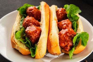 Köfteli sandviç fast food et yemeği taze lezzetli gurme yemek arka planı masa rustik yemek üst görünüm fotokopi alanı