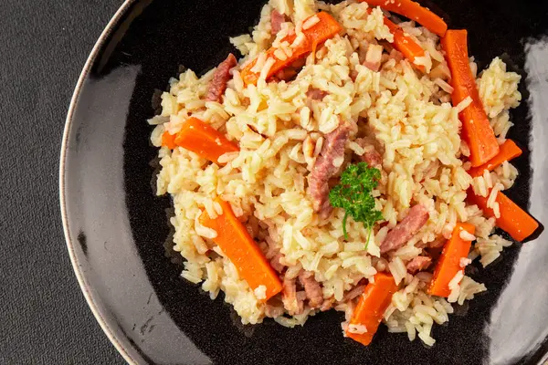 Pirinç eti ve sebze pilavı taze lezzetli gurme yemek arkaplanı masanın üzerinde rustik gıda üst görünümü kopyalama alanı
