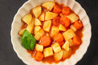 Havuçlu haşlanmış patates. Vejetaryen mezesi. Lezzetli gurme. Yemek arkaplanı.