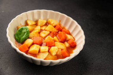 Havuçlu haşlanmış patates. Vejetaryen mezesi. Lezzetli gurme. Yemek arkaplanı.