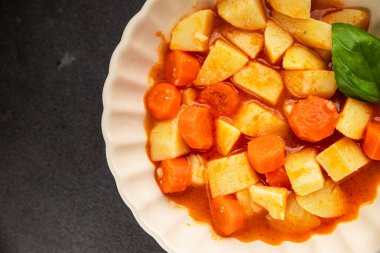 Havuçlu haşlanmış patates. Vejetaryen mezesi. Lezzetli gurme. Yemek arkaplanı.