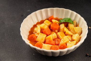 Havuçlu haşlanmış patates. Vejetaryen mezesi. Lezzetli gurme. Yemek arkaplanı.