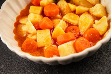 Havuçlu haşlanmış patates. Vejetaryen mezesi. Lezzetli gurme. Yemek arkaplanı.