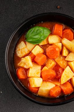 Havuçlu haşlanmış patates. Vejetaryen mezesi. Lezzetli gurme. Yemek arkaplanı.