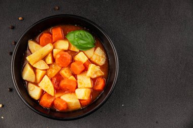 Havuçlu haşlanmış patates. Vejetaryen mezesi. Lezzetli gurme. Yemek arkaplanı.