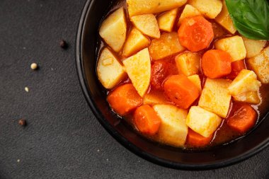 Havuçlu haşlanmış patates. Vejetaryen mezesi. Lezzetli gurme. Yemek arkaplanı.