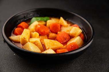 Havuçlu haşlanmış patates. Vejetaryen mezesi. Lezzetli gurme. Yemek arkaplanı.