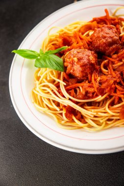 Spagetti köfteleri domates sosu İtalyan tarifi lezzetli gurme yemek arkaplanı masa kırsal yiyeceklerin üst görüntüsü fotokopi alanı