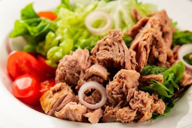 Ton balığı salatası yeşil marul, konserve ton balığı, domates taze lezzetli gurme yemek arkaplanı masanın üstünde rustik yemekler fotokopi alanı keto ve paleo diyet vejetaryen diyeti.