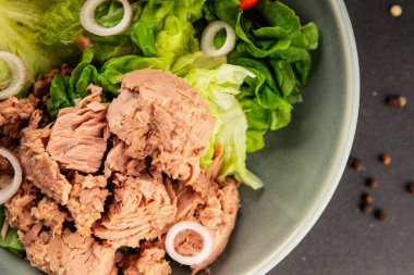 Ton balığı salatası yeşil marul, konserve ton balığı, domates taze lezzetli gurme yemek arkaplanı masanın üstünde rustik yemekler fotokopi alanı keto ve paleo diyet vejetaryen diyeti.