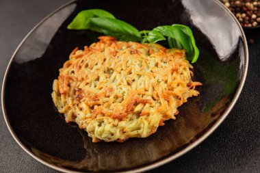 Patatesli gözleme kurutulmuş patatesli pirzola sebze tabağı taze lezzetli gurme yemek arkaplanı masanın üstünde rustik yemekler fotokopi alanı vejetaryen ve vejetaryen yemekleri.