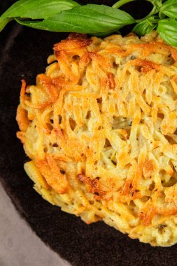 Patatesli gözleme kurutulmuş patatesli pirzola sebze tabağı taze lezzetli gurme yemek arkaplanı masanın üstünde rustik yemekler fotokopi alanı vejetaryen ve vejetaryen yemekleri.