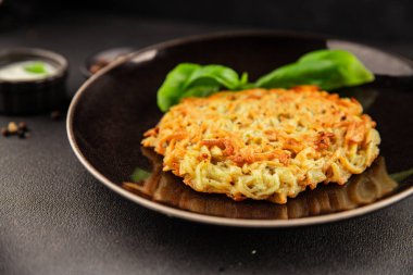 Patatesli gözleme kurutulmuş patatesli pirzola sebze tabağı taze lezzetli gurme yemek arkaplanı masanın üstünde rustik yemekler fotokopi alanı vejetaryen ve vejetaryen yemekleri.