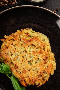 Patatesli gözleme kurutulmuş patatesli pirzola sebze tabağı taze lezzetli gurme yemek arkaplanı masanın üstünde rustik yemekler fotokopi alanı vejetaryen ve vejetaryen yemekleri.