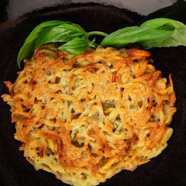 Patatesli gözleme kurutulmuş patatesli pirzola sebze tabağı taze lezzetli gurme yemek arkaplanı masanın üstünde rustik yemekler fotokopi alanı vejetaryen ve vejetaryen yemekleri.