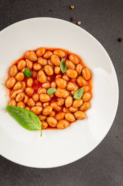 Fasulye güveci domates sosu yaban mersini fasulyesi fasulye fasulyesi Borlotti taze lezzetli gurme yemek arkaplanı masaya rustik gıda üst görünüm fotokopi alanı keto ve paleo diyet vegan ve vegan gıda