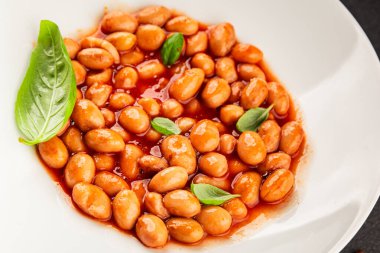 Fasulye güveci domates sosu yaban mersini fasulyesi fasulye fasulyesi Borlotti taze lezzetli gurme yemek arkaplanı masaya rustik gıda üst görünüm fotokopi alanı keto ve paleo diyet vegan ve vegan gıda