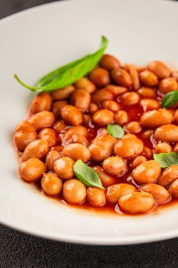 Fasulye güveci domates sosu yaban mersini fasulyesi fasulye fasulyesi Borlotti taze lezzetli gurme yemek arkaplanı masaya rustik gıda üst görünüm fotokopi alanı keto ve paleo diyet vegan ve vegan gıda