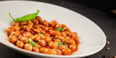 Fasulye güveci domates sosu yaban mersini fasulyesi fasulye fasulyesi Borlotti taze lezzetli gurme yemek arkaplanı masaya rustik gıda üst görünüm fotokopi alanı keto ve paleo diyet vegan ve vegan gıda