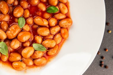 Fasulye güveci domates sosu yaban mersini fasulyesi fasulye fasulyesi Borlotti taze lezzetli gurme yemek arkaplanı masaya rustik gıda üst görünüm fotokopi alanı keto ve paleo diyet vegan ve vegan gıda