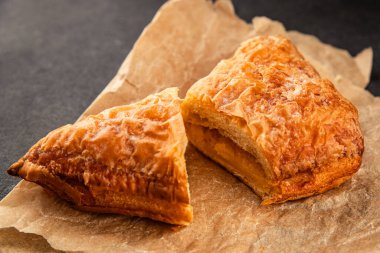 Üçgen kek badem pufu tatlı tatlı tatlı badem kreması taze lezzetli gurme yemek arkaplanı masa rustik gıda üst görünümü fotokopi alanı