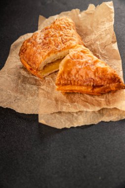 Üçgen kek badem pufu tatlı tatlı tatlı badem kreması taze lezzetli gurme yemek arkaplanı masa rustik gıda üst görünümü fotokopi alanı