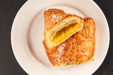 Üçgen kek badem pufu tatlı tatlı tatlı badem kreması taze lezzetli gurme yemek arkaplanı masa rustik gıda üst görünümü fotokopi alanı