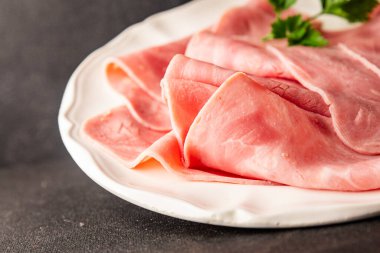 Jambon eti dilimler domuz eti taze lezzetli gurme yemek arkaplanı masa üzerinde rustik gıda üst görünüm fotokopi alanı