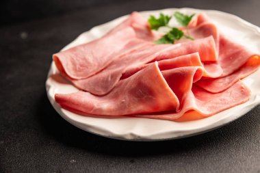 Jambon eti dilimler domuz eti taze lezzetli gurme yemek arkaplanı masa üzerinde rustik gıda üst görünüm fotokopi alanı