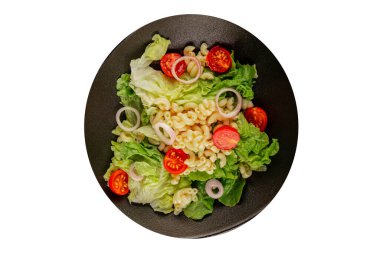 Makarna salatası yeşil yaprak marul, domates, makarna, soğan taze lezzetli gurme yemek arkaplan masa üzerinde rustik gıda üst görünüm fotokopi alanı keto ve paleo diyet vegan ve vejetaryen gıda