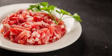 Pastırma küpleri doğranmış et küçük parçalar taze lezzetli gurme yemek arkaplanı masa rustik gıda üst görünüm fotokopi alanı