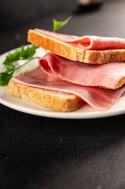 Sandviç jambon et dilimler domuz eti taze lezzetli gurme yemek arka planı masa rustik gıda üst görünüm fotokopi alanı