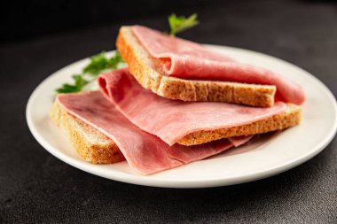 Sandviç jambon et dilimler domuz eti taze lezzetli gurme yemek arka planı masa rustik gıda üst görünüm fotokopi alanı