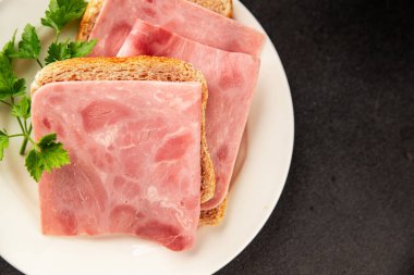 Sandviç jambon et dilimler domuz eti taze lezzetli gurme yemek arka planı masa rustik gıda üst görünüm fotokopi alanı