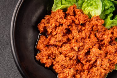 Ton balığı soslu balık konservesi taze lezzetli gurme yemek arkaplanı masanın üstünde rustik gıda fotokopi alanı keto ve paleo diyet vejetaryen diyeti.