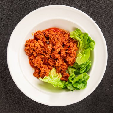 Ton balığı soslu balık konservesi taze lezzetli gurme yemek arkaplanı masanın üstünde rustik gıda fotokopi alanı keto ve paleo diyet vejetaryen diyeti.