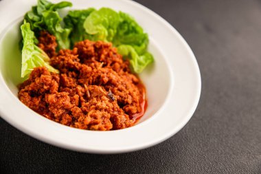 Ton balığı soslu balık konservesi taze lezzetli gurme yemek arkaplanı masanın üstünde rustik gıda fotokopi alanı keto ve paleo diyet vejetaryen diyeti.