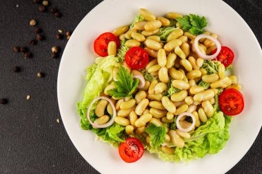 Fasulye salatası yeşil yaprak marul, domates, soğan tabağı taze lezzetli gurme yemek arkaplan masa üzerinde rustik gıda üst görünüm fotokopi alanı keto ve paleo diyet vegan ve vejetaryen gıda