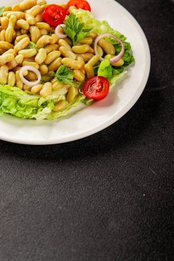 Fasulye salatası yeşil yaprak marul, domates, soğan tabağı taze lezzetli gurme yemek arkaplan masa üzerinde rustik gıda üst görünüm fotokopi alanı keto ve paleo diyet vegan ve vejetaryen gıda