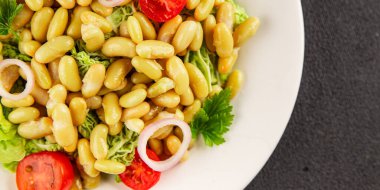 Fasulye salatası yeşil yaprak marul, domates, soğan tabağı taze lezzetli gurme yemek arkaplan masa üzerinde rustik gıda üst görünüm fotokopi alanı keto ve paleo diyet vegan ve vejetaryen gıda