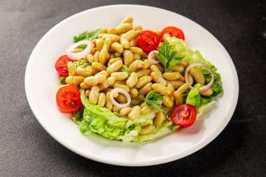 Fasulye salatası yeşil yaprak marul, domates, soğan tabağı taze lezzetli gurme yemek arkaplan masa üzerinde rustik gıda üst görünüm fotokopi alanı keto ve paleo diyet vegan ve vejetaryen gıda