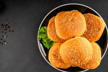 Bun burger kabarık yumuşak çörekler taze lezzetli gurme yemekleri pişiriyor masanın üstünde rustik yiyecekler üst görünümde fotokopi alanı
