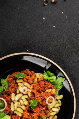 Fasulye salatası ton balığı konservesi taze lezzetli gurme yemek arkaplanı masaya rustik yemek fotokopi alanı keto ve paleo diyet vejetaryen diyeti