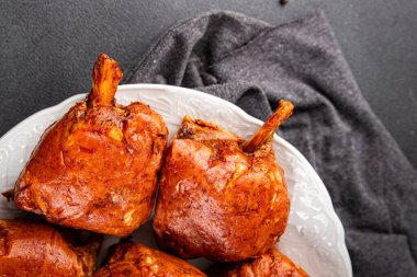 Eklem füme et, jambon roulka taze şiş lezzetli gurme yemek arkaplanı masa kırsal yemek üst görünüm kopyalama alanı