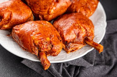 Eklem füme et, jambon roulka taze şiş lezzetli gurme yemek arkaplanı masa kırsal yemek üst görünüm kopyalama alanı