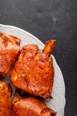 Eklem füme et, jambon roulka taze şiş lezzetli gurme yemek arkaplanı masa kırsal yemek üst görünüm kopyalama alanı