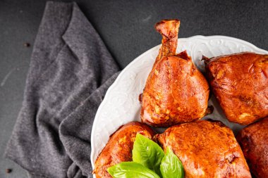 Eklem füme et, jambon roulka taze şiş lezzetli gurme yemek arkaplanı masa kırsal yemek üst görünüm kopyalama alanı