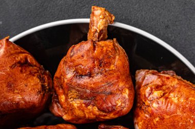 Eklem füme et, jambon roulka taze şiş lezzetli gurme yemek arkaplanı masa kırsal yemek üst görünüm kopyalama alanı