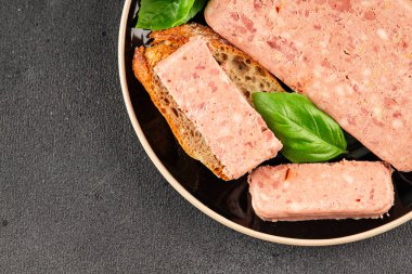 Pate et biber domuz ciğeri, domuz eti riyet taze lezzetli gurme yemek arka planı masa rustik gıda üst görünüm fotokopi alanı