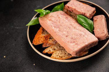 Pate et biber domuz ciğeri, domuz eti riyet taze lezzetli gurme yemek arka planı masa rustik gıda üst görünüm fotokopi alanı